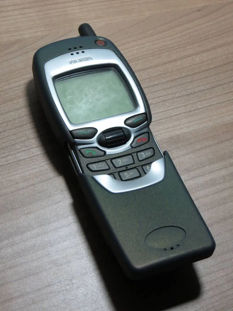 Parte trasera Nokia 7110