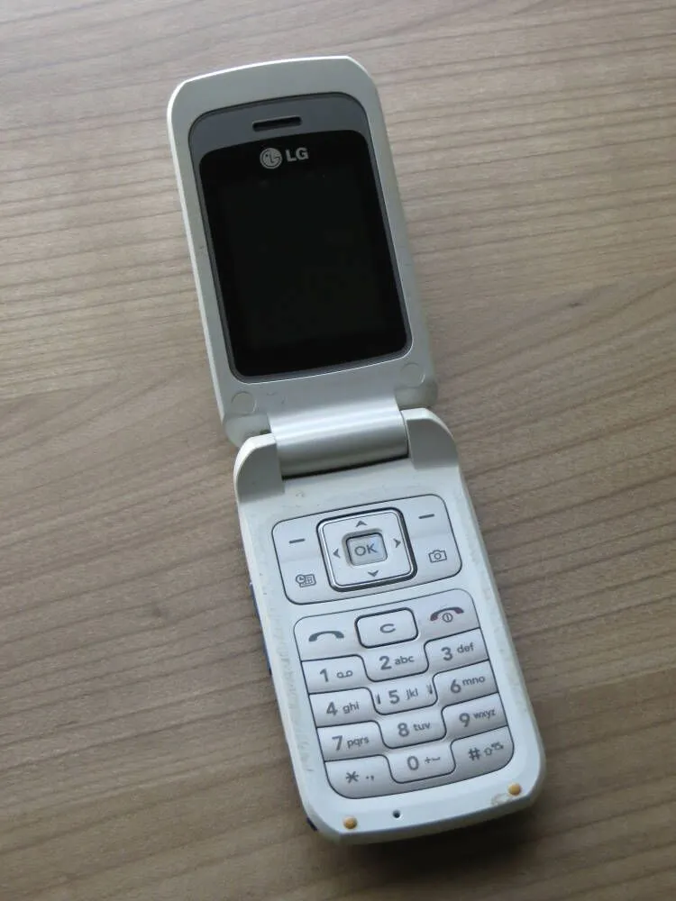 LG KP235 abierto