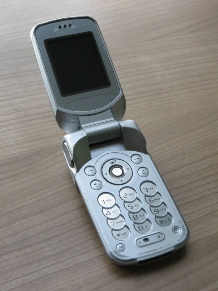 Sony Ericsson Z530i abierto